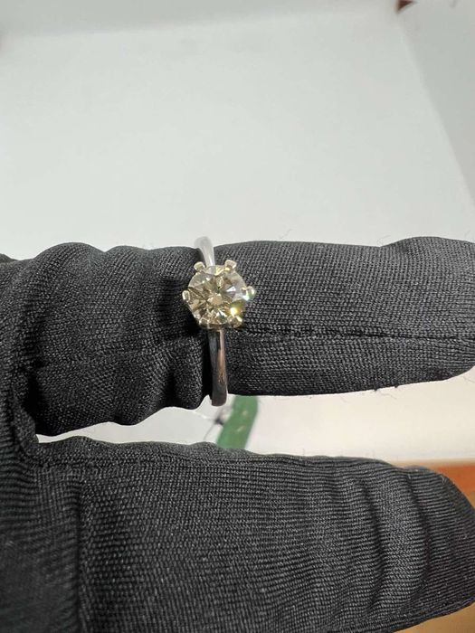 Золота каблучка 750 проби з діамантом 0.67 карат.