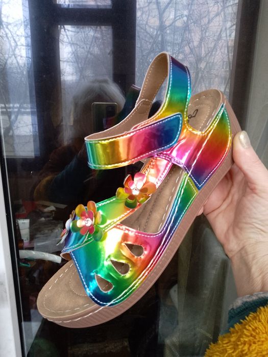 Яркие оригинальные лёгкие босоножки