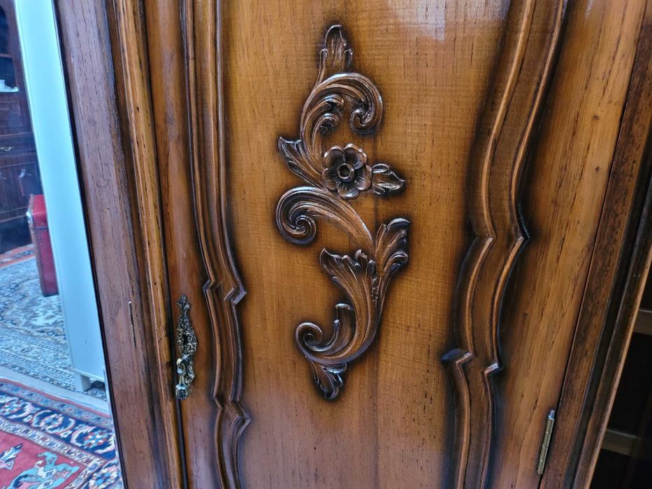 Roupeiro antigo de três portas em muito bom estado geral