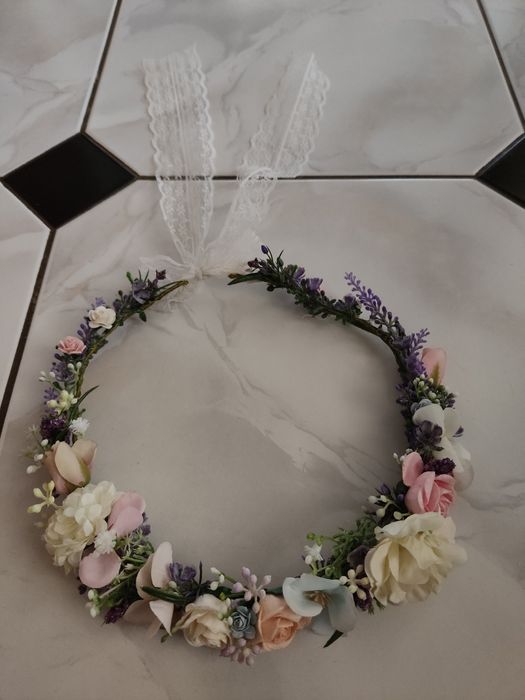 Wianek ze sztucznych kwiatów na ślub, wesele