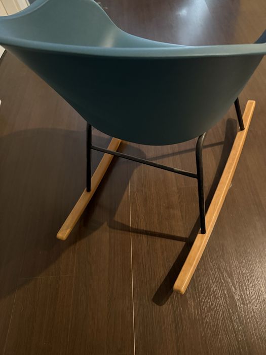 Cadeira de Balanço Moderna – Excelente Estado