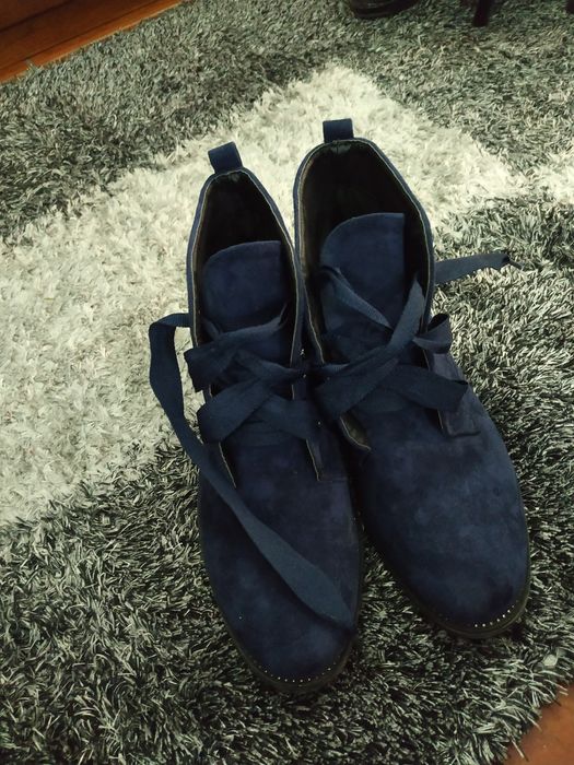 Sapato com brilhantes muito lindos tamanho 40. Só usados uma vez.