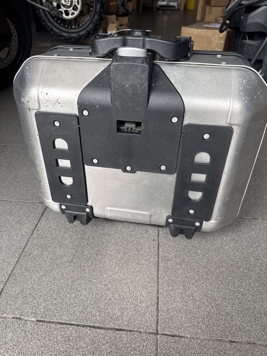Givi Trekker Mala Transporte Top Case Mota Aluminio c/ Extras Originais Givi (Encosto do Passageiro + Pega) + Suporte Givi Trekker Aluminio