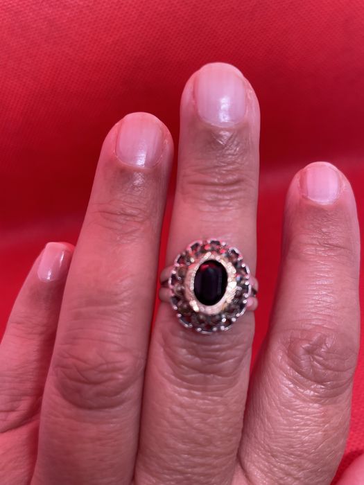 Anel prata com pedra preta e apontamentos a ouro