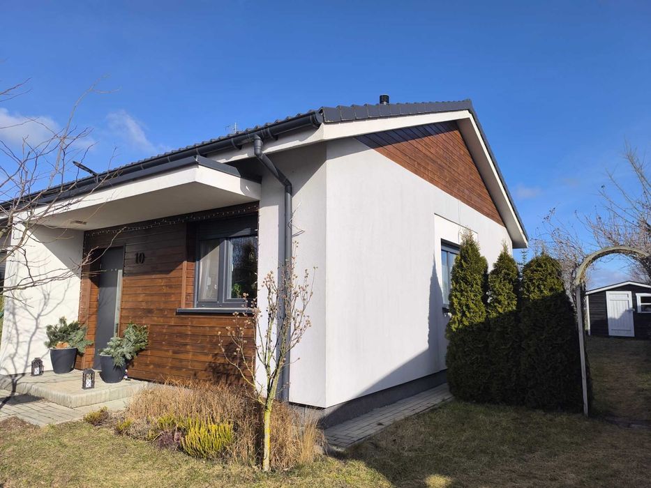 Bezpośrednio sprzedam dom w zabudowie bliźniaczej, duża działka.