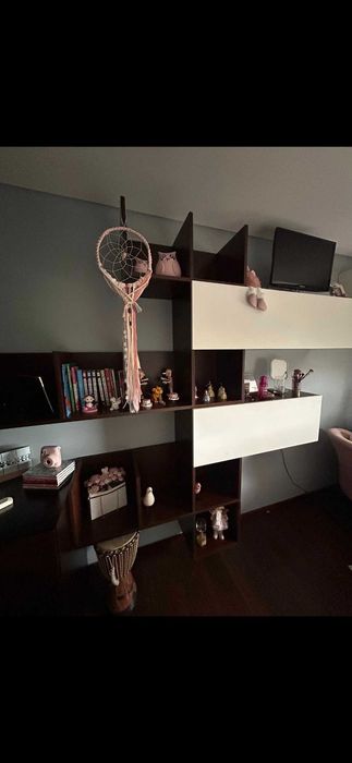 Cama, mesas de cabeceira, cómoda e estante