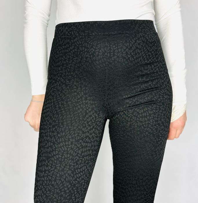 Czarne legginsy w subtelne cętki S 36