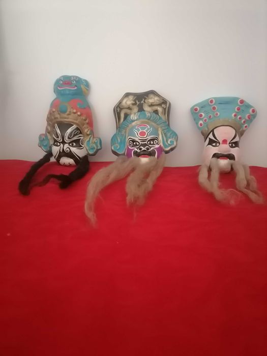 Lote de três máscaras Orientais