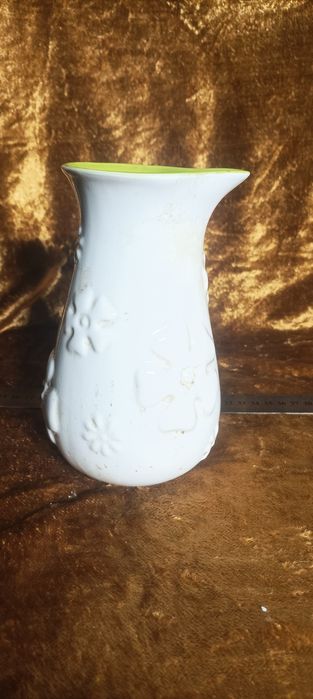 Mały porcelanowy wazonik