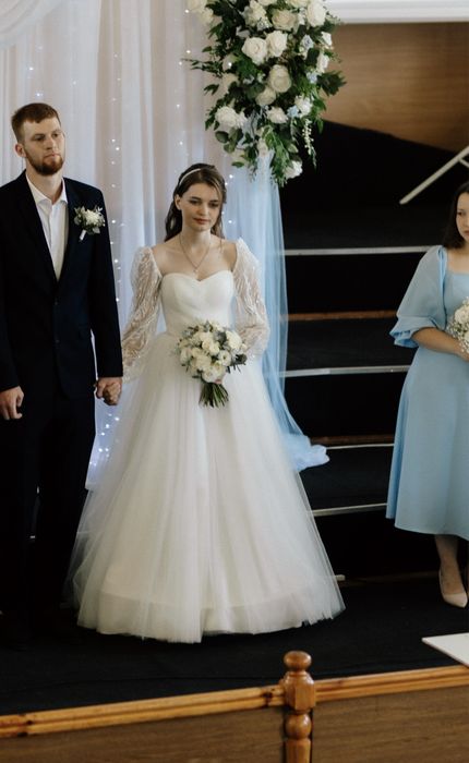 Весільна сукня з рукавами, ремінцем та фатою