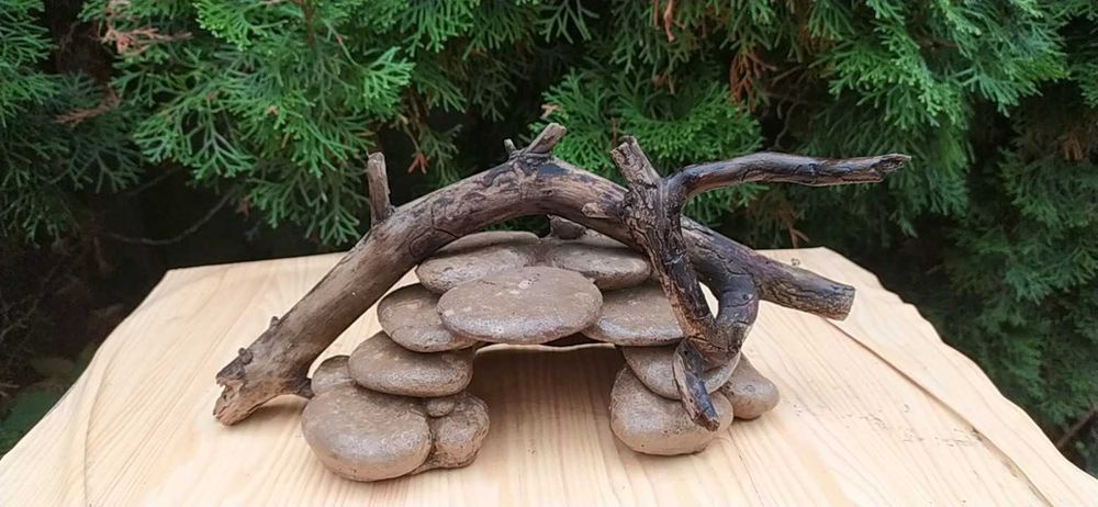 Grota z drewienkiem do akwarium