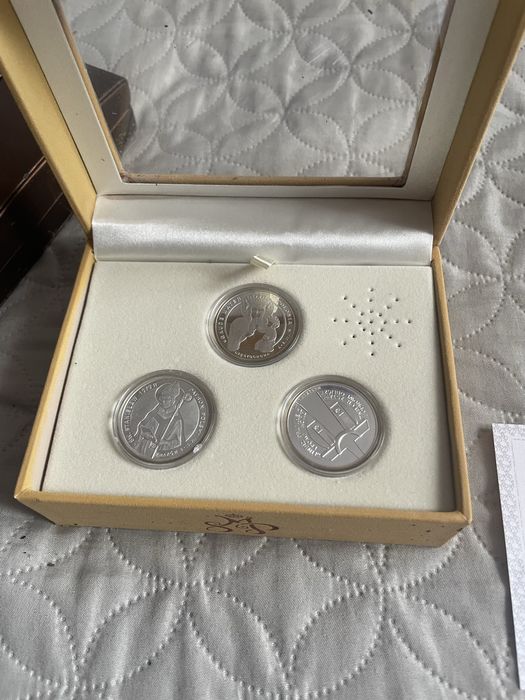 Srebrne monety z papiezem i grającą pozytywką