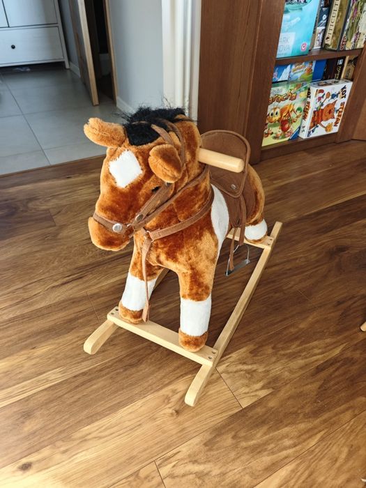 Konik na biegunach koń z dźwiękiem