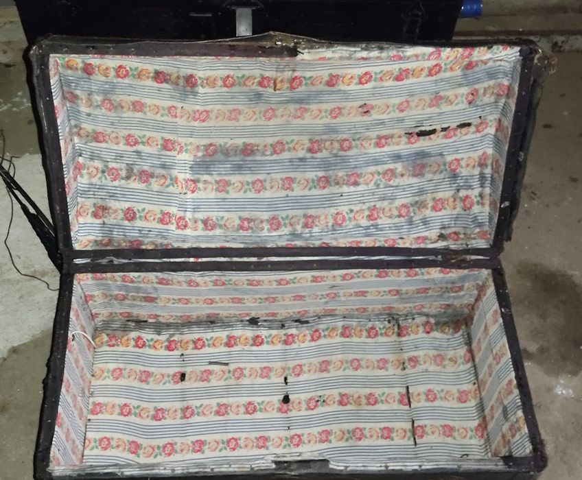 Baú pés de leão antigo