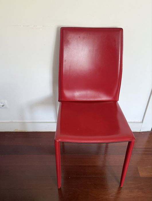 Conjunto de seis cadeiras em pele vermelhas