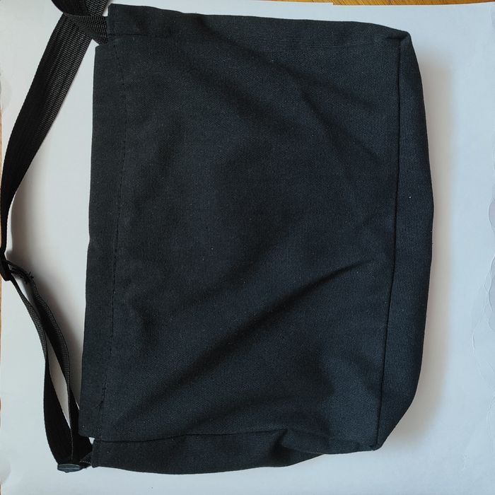 Чорна сумка вміщає А4