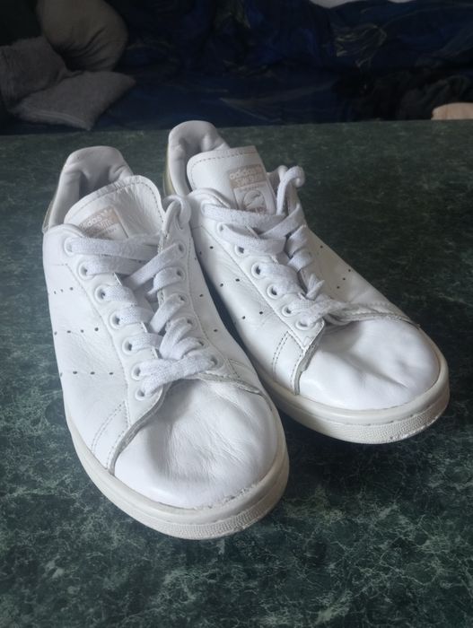 Białe buty adidas
