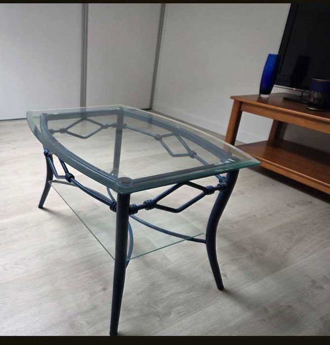 Mesa de ferro azul e vidros