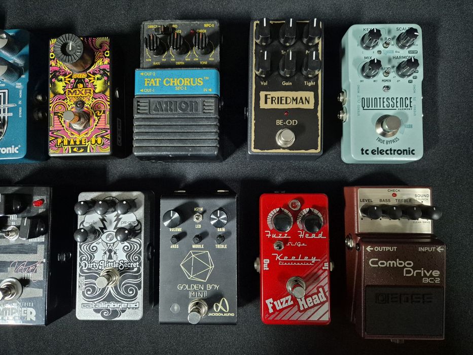 Vários pedais para guitarra