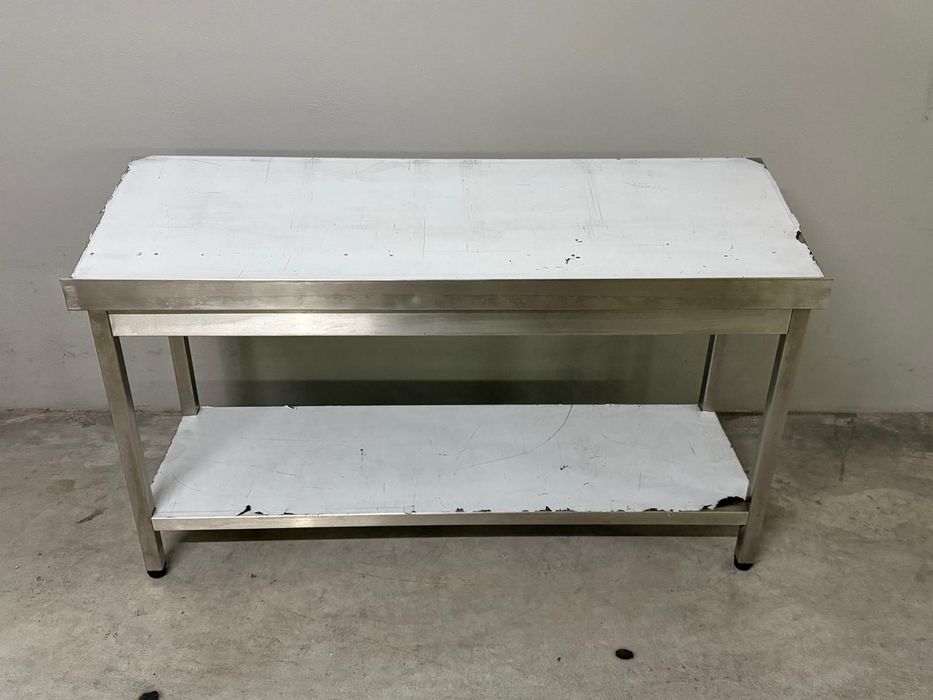 Bancada em aço inoxidável. 
película de protecção na base), com duas prateleiras