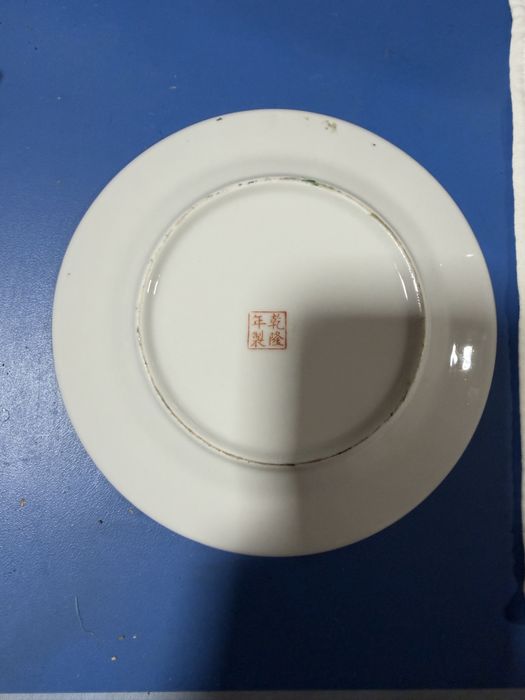 Prato decorativo em porcelana chinesa (Macau) – padrão floral446830647119728641