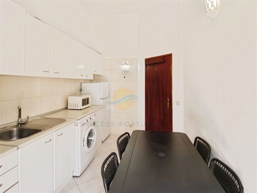 Mesa  preta com entrada para guarda sol