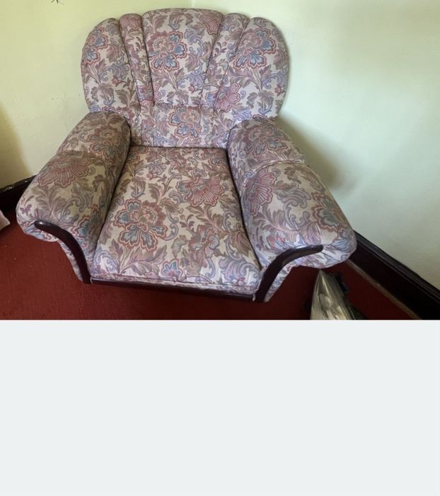 Cama de ferro e peças de casa antigas