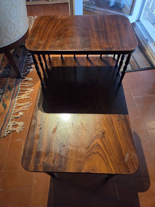 Mesa cabeceira ou de apoio com prateleira em mogno