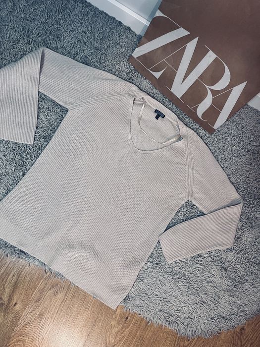 Piekny bezowy sweter rozm S v dekolt