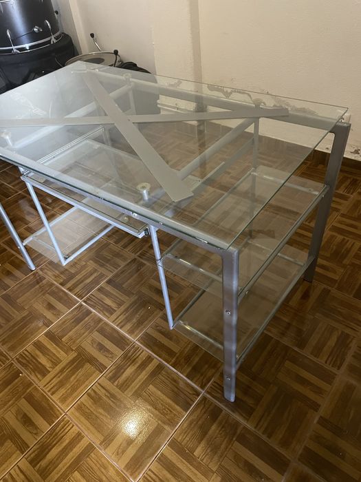 Mesa de ferro com vidros
