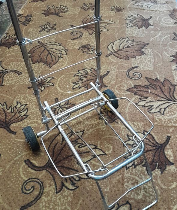 Продам  две  вещевые  тележки