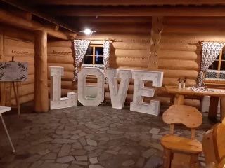 Napis LOVE wynajem