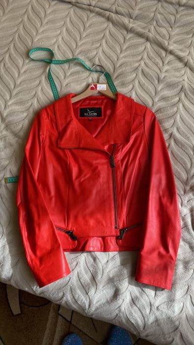 Куртка червона, розмір S