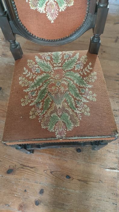 Conjunto de 3 cadeiras antigas em madeira com tecido decorativo