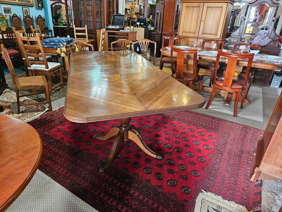 Grande mesa, clássica, para sala ou escritório - Muito bom estado geral - Só a mesa as cadeiras são à parte