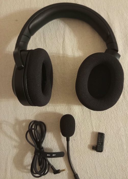 Срочно:Новая использованно 2,3 месяца беспроводная  гарнитура Razer Barracuda X 
Без дефектов и падение  гарантия на сто.