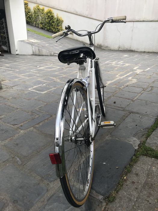 Bicicleta - Pasteleira inglesa de senhora antiga e restaurada