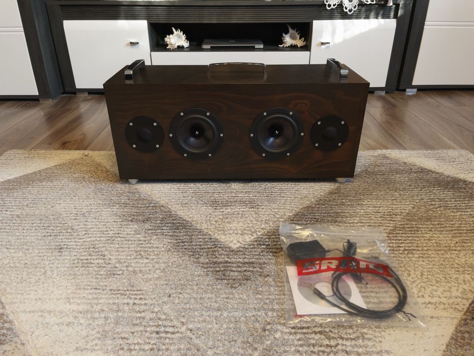 Referencyjny głośnik aktywny w kolorze czekoladowym, o mocy 2x35 Wat