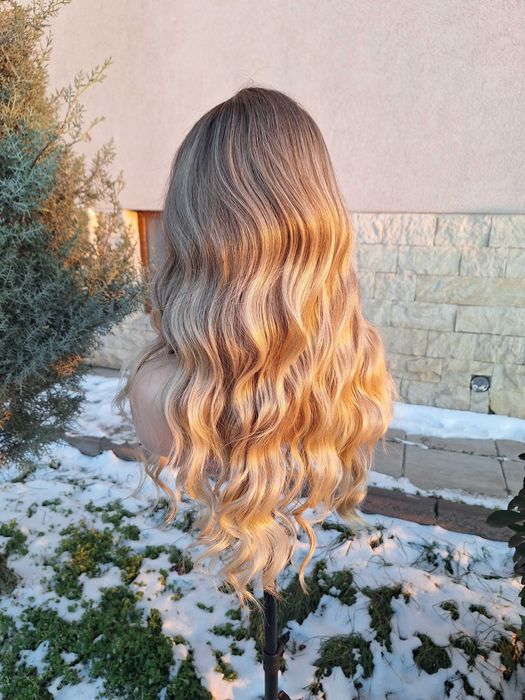 Falowana Peruka Poniżej Blond Ombre Na Koronkowej Siateczce