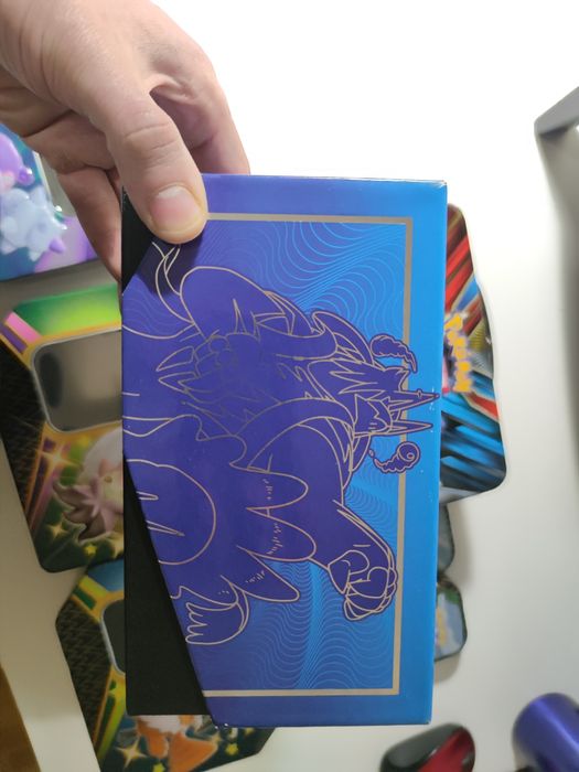 Zestaw pustych puszek i ETB po kartach Pokemon