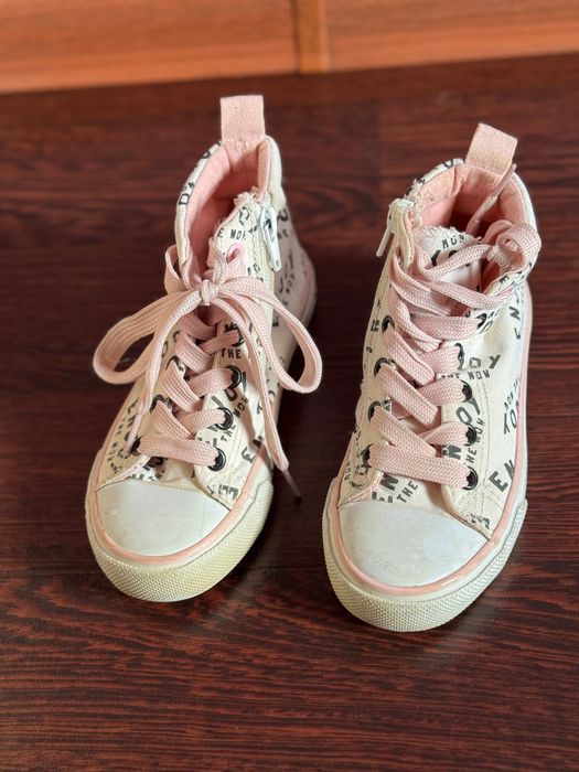 Sprzedam sportowe buty dla dziewczynki w rozmiarze 28