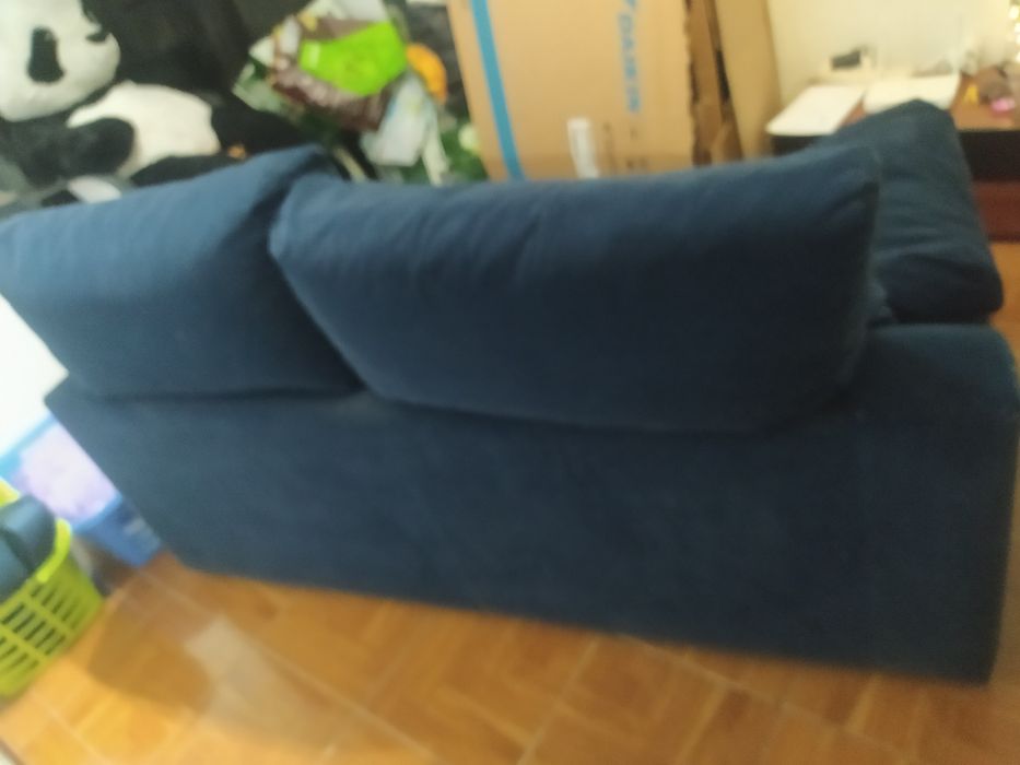 Um sofá em bom estado de 2 lugares.