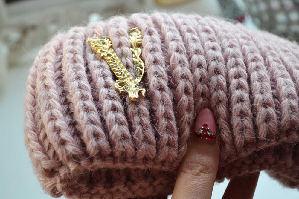 Розовая шапка с отворотом Versace