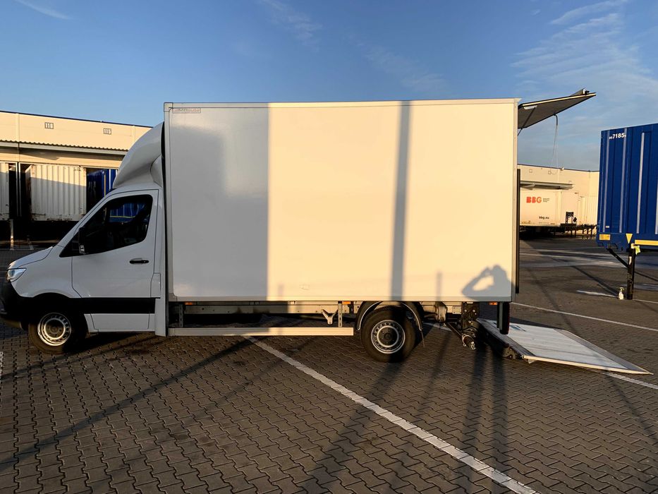 Wypożyczalnia samochodów dostawczych KONTENER BUS Z WINDĄ automat Łódź