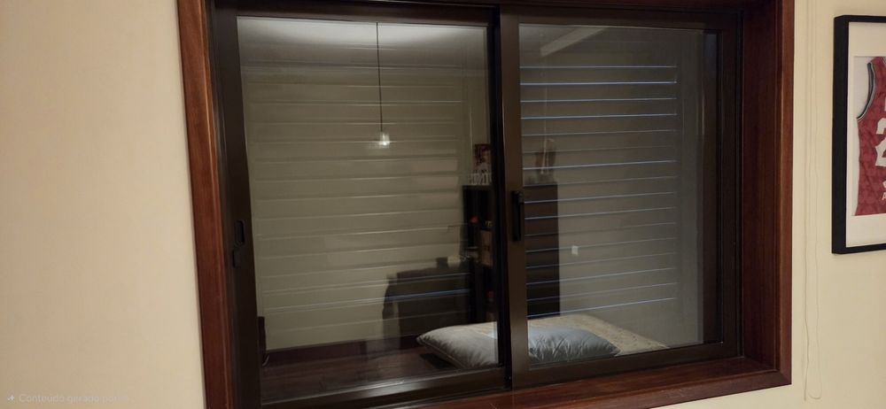 Janela de correr castanha em excelente estado