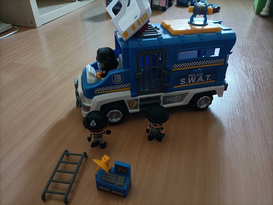 Pin pon carro polícia e bonecos