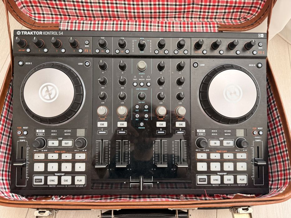 Native Instruments Traktor Kontrol S4 Mk2 DJ-контролер