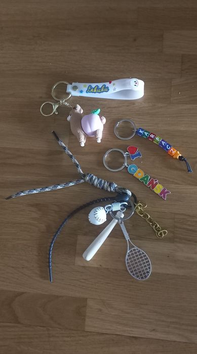 Zawieszki do torebki plecaka breloki +gratis etui do słuchawek