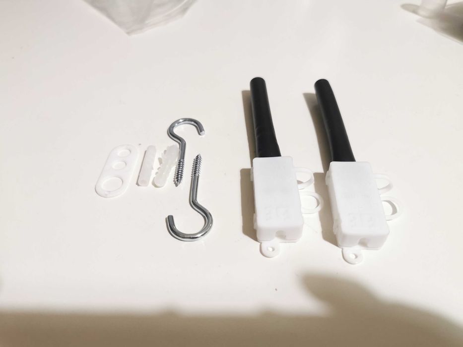 Zestaw 2 kostek elektrycznych 2pin 10A 250V w obudowie + wkręty