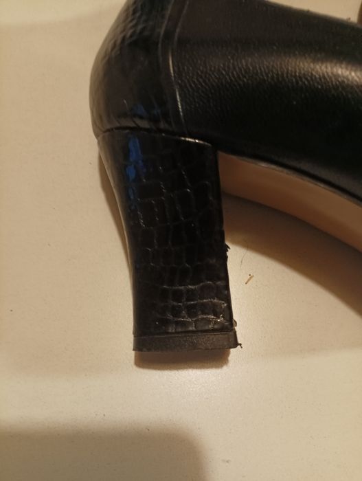 Sapatos de pele em preto,com feitio de pele de cobra á frente e no salto,de marca, sapataria Gabite, tamanho 40
